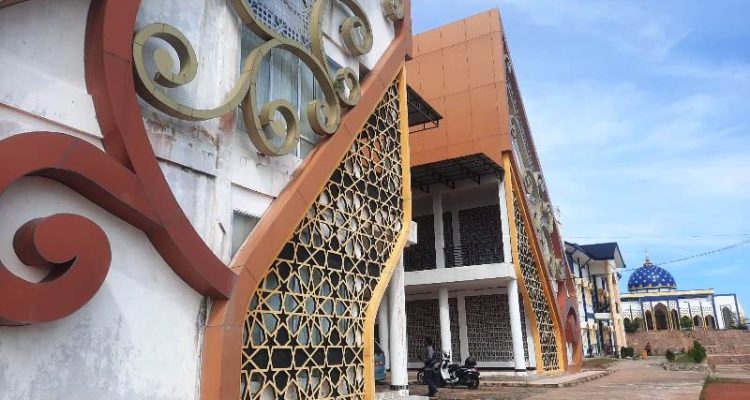 Profile dinding Qur'an Center Tanjungpinang terlihat renggang dengan posisi pondasi bangunan (Roland/presmedia)