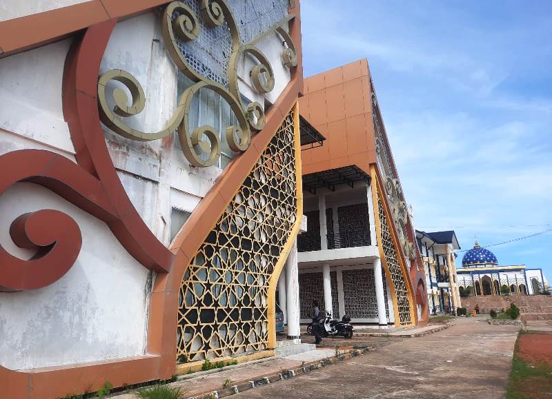 Profile dinding Qur'an Center Tanjungpinang terlihat renggang dengan posisi pondasi bangunan (Roland/presmedia)