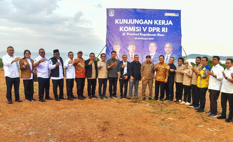 Didampingi Gubernur, DPR RI Kembali Datang Lagi, Tinjau Lagi Jembatan Batam-Bintan Komisi V DPR-RI kembali datang meninjau lokasi Landding Poin rencana tiang Jembatan Batam-Bintan di sisi Pulau Batam, Rabu (29/10/2025) sore, dengan rombongan yang ramai (Foto: Diskominfi Kepri)