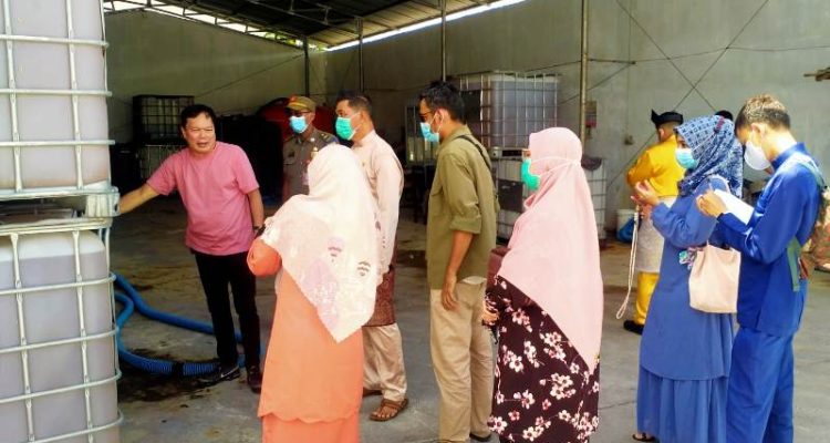 DLH Tanjungpinang bersama Manager PT Pidik Tenknologi Indonesia, PTSP, Satpol PP , Disperindag, Kecamatan, Kelurahan, RT dan RW saat melakukan pengecekan pengolahan formulator semen di Kijang Lama. (Foto;Roland/Presmedia)