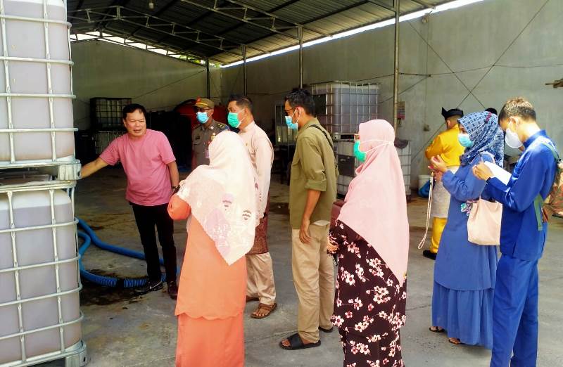 DLH Tanjungpinang bersama Manager PT Pidik Tenknologi Indonesia, PTSP, Satpol PP , Disperindag, Kecamatan, Kelurahan, RT dan RW saat melakukan pengecekan pengolahan formulator semen di Kijang Lama. (Foto;Roland/Presmedia)