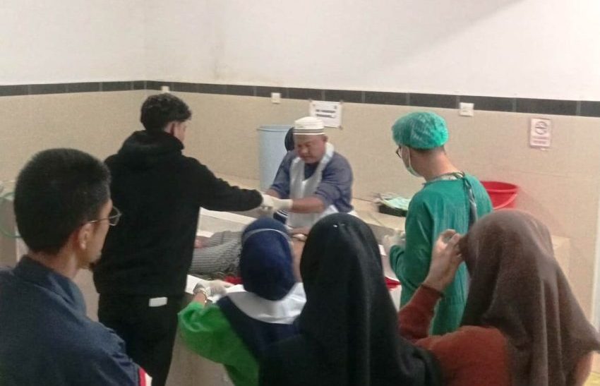 Dua Warga Bintan Timur, Petani dan Nelayan, Ditemukan Meninggal di Lokasi Berbeda, Diduga Karena Penyakit Tim medis RSUD Bintan melakukan visum terhadap jenazah korban yang ditemukan di perkebunan Kampung Tunas Baru Kelurahan Gunung Lengkuas. (Foto RSUD Bintan)