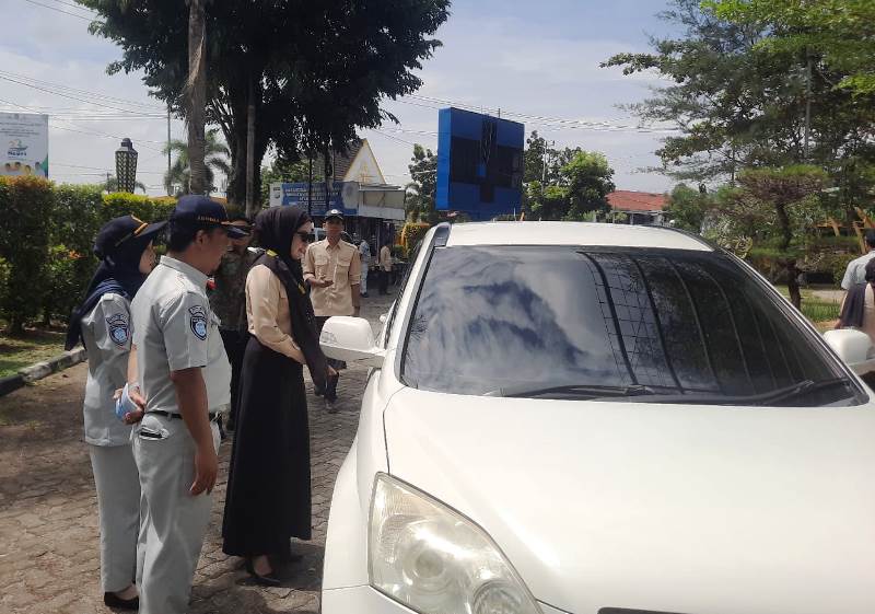 Pegawai UPTD PPD Samsat Tanjungpinang bersama Satlantas Polresta Tanjungpinang, Jasa Raharja , dan TNI saat melakukan pengecekan pengendaral (foto-Roland)
