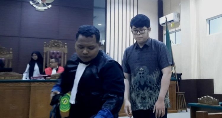 Eksepsi Ditolak, Terdakwa Penjual Suplemen dan Obat Tanpa Izin di Tanjungpinang Tidak Ditahan Terdakwa Junianto meninggalkan ruangan persidangan di PN Tanjungpinang (Roland/ Presmedia)