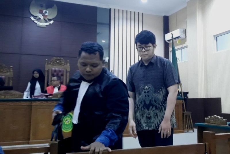Eksepsi Ditolak Terdakwa Penjual Suplemen dan Obat Tanpa Izin di Tanjungpinang Tidak Ditahan Terdakwa Junianto meninggalkan ruangan persidangan di PN Tanjungpinang (Roland/ Presmedia)