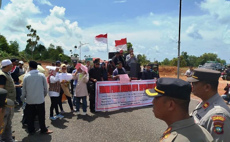 FPI Demo Gubernur Kepri Tolak Swastanisasi dan Lelang Kawasan Gurindam 12 Tepi Laut Tanjungpinang 2 Forum Peduli Ibukota (FPI) Kepulauan Riau menggelar aksi demo didepan kantor Gubernur Kepulauan Riau, Dompak, menuntut Gubernur Kepri agar membatalkan lelang Gurindam 12 (Roland/Presmedia)
