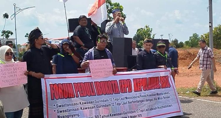 Forum Peduli Ibukota (FPI)  Kepulauan Riau menggelar aksi demo didepan kantor Gubernur Kepulauan Riau, Dompak, menuntut Gubernur Kepri agar membatalkan lelang Gurindam 12 (Roland/Presmedia)  