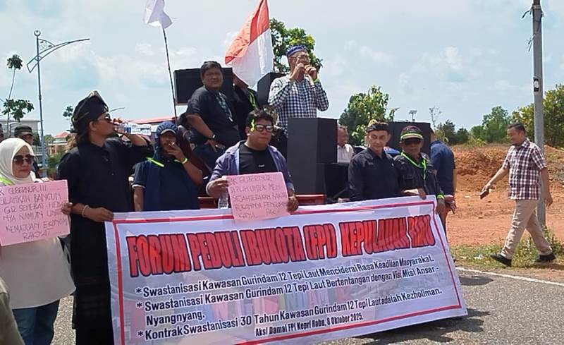 Forum Peduli Ibukota (FPI)  Kepulauan Riau menggelar aksi demo didepan kantor Gubernur Kepulauan Riau, Dompak, menuntut Gubernur Kepri agar membatalkan lelang Gurindam 12 (Roland/Presmedia)  