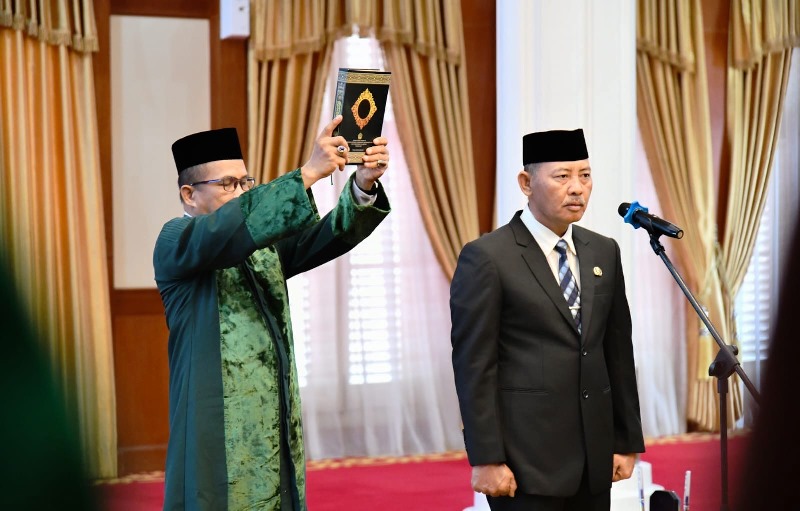 Gubernur Ansar Lantik Adi Prihantara sebagai Pejabat Fungsional Ahli Utama dan Plh. Sekda Kepri Gubernur Kepulauan Riau Ansar Ahmad resmi melantik Adi Prihantara sebagai Pejabat Fungsional Ahli Utama sekaligus Pelaksana Harian (Plh) Sekretaris Daerah Provinsi Kepri (Foto:Diskominfo Kepri)