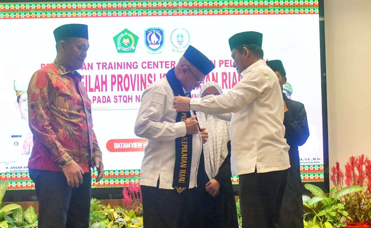 Gubernur Kepulauan Riau Ansar Ahmad melepas kafilah STQH Kepri 2025 menuju Kendari. Ia menegaskan pentingnya Training Center (TC) sebagai modal utama untuk meraih prestasi terbaik di ajang nasional Seleksi Tilawatil Qur’an dan Hadits (STQH) ke-28. (Foto:Diskminfo Kepri)