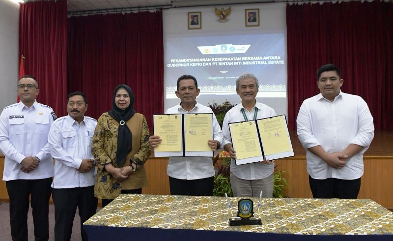 Gubernur Ansar Luncurkan Program Gerakan Taat Pajak-Tanjak Lobam- di Kawasan Industri BIIE Bintan Gubernur Kepulauan Riau (Kepri) Ansar Ahmad resmi meluncurkan Gerakan Taat Pajak Lobam (Tanjak Lobam) yang digagas oleh Badan Pendapatan Daerah (Bapenda) Provinsi Kepri, di kawasan Bintan Inti Industrial Estate (BIIE), Lobam. (Foto-Diskominfo)