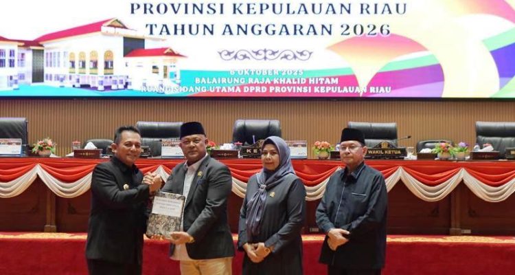 Gubernur Kepri Ansar Ahmad sampaikan proyeksi APBD 2026 Rp 3,7 triliun dan belanja daerah Rp 3,9 triliun dalam rapat paripurna bersama DPRD Kepri. (Foto-Diskominfo Kepri)