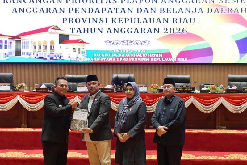 Gubernur Kepri Ansar Ahmad sampaikan proyeksi APBD 2026 Rp 3,7 triliun dan belanja daerah Rp 3,9 triliun dalam rapat paripurna bersama DPRD Kepri. (Foto-Diskominfo Kepri)