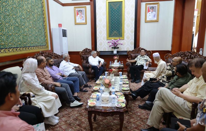 Gubernur Kepulauan Riau (Kepri) H. Ansar Ahmad menerima kunjungan Chairman sekaligus Managing Director Mustafa Centre Singapore, Mustaq Ahmad, di Gedung Daerah Tanjungpinang, Kamis (9/10/2025). (Foto-Diskominfo Kepri)