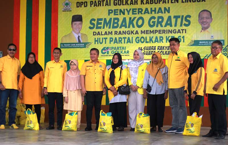 HUT ke-61 Partai Golkar, DPD Golkar Lingga Bagikan 1.000 Paket Sembako untuk Warga Dalam rangka HUT ke-61 Partai Golkar, DPD Partai Golkar Kabupaten Lingga berbagi 1.000 paket sembako kepada masyarakat. (foto:Aulia)