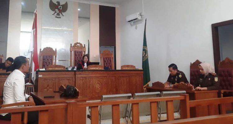Pengadilan Negeri Tanjungpinang menolak gugatan praperadilan Iwan Sumantri, tersangka kasus korupsi PNBP jasa kepelabuhanan di Bintan. Hakim menyatakan penetapan dan penahanan tersangka sah sesuai KUHAP.