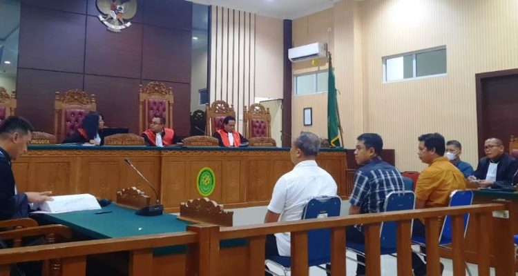 Hakim Perintahkan Jaksa Jemput Paksa Solihin dan Firmansyah Tiga saksi yang dihadirkan JPU di periksa di PN Tanjungpinang, Mulio Nurhadi selaku Kasi pengalokasian Lahan BP Batam, Rohisa Umar Mantan Lurah Galang Baru, Batam, dan Reza selaku keponakan Lurah(Roland/ Presmedia)