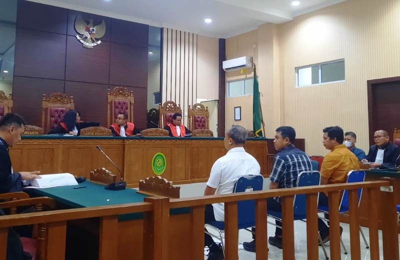 Hakim Perintahkan Jaksa Jemput Paksa Solihin dan Firmansyah Tiga saksi yang dihadirkan JPU di periksa di PN Tanjungpinang, Mulio Nurhadi selaku Kasi pengalokasian Lahan BP Batam, Rohisa Umar Mantan Lurah Galang Baru, Batam, dan Reza selaku keponakan Lurah(Roland/ Presmedia)