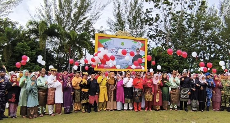 Walikota Tanjungpinang Lis Darmansyah, bersama FKPD dan jajarannya saat melepas balon Hari Jadi ke-24 Otonom Kota Tanjungpinang di halaman Kantor Walikota Tanjungpinang (Roland/ Presmedia)