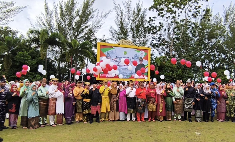 Walikota Tanjungpinang Lis Darmansyah, bersama FKPD dan jajarannya saat melepas balon Hari Jadi ke-24 Otonom Kota Tanjungpinang di halaman Kantor Walikota Tanjungpinang (Roland/ Presmedia)