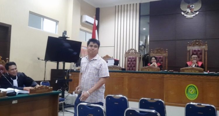 Saksi Joni saat usai diperiksa Hakim, meninggalkan ruangan persidangan PN Tanjungpinang, Selasa (14/10/2025) (Roland/ Presmedia)
