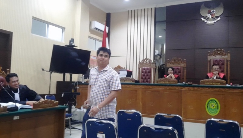 Saksi Joni saat usai diperiksa Hakim, meninggalkan ruangan persidangan PN Tanjungpinang, Selasa (14/10/2025) (Roland/ Presmedia)