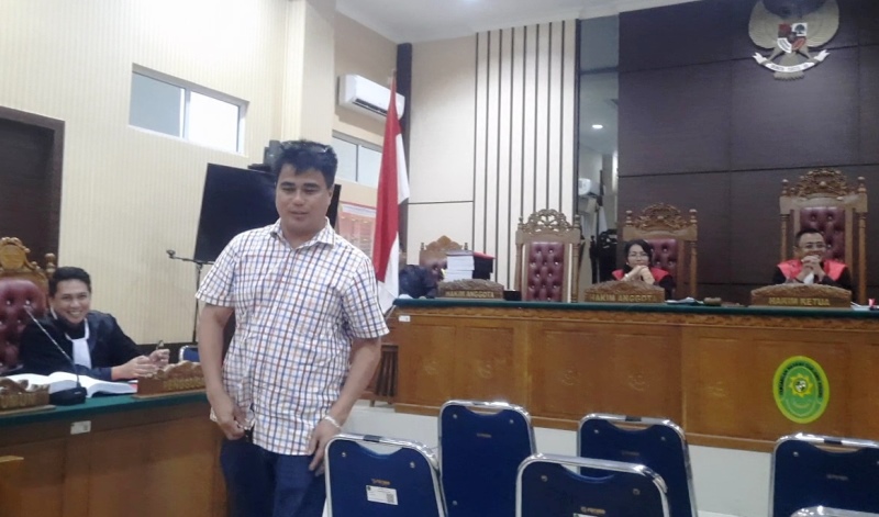 Joni Akui Perkenalkan Korban Sertifikat HGU HGB Palsu di Batam ke Terdakwa Een Saputro Saksi Joni saat usai diperiksa Hakim, meninggalkan ruangan persidangan PN Tanjungpinang, Selasa (14/10/2025) (Roland/ Presmedia)