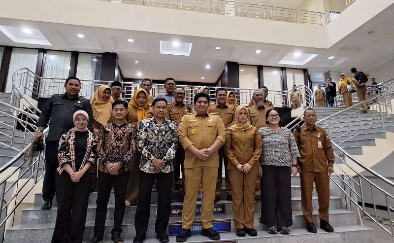 Satgas Korsupgah KPK RI bersama Bupati Bintan Roby Kurniawan dan Wakil Bupati Deby Maryanti serta Kepala OPD Bintan. (Foto Hasura)