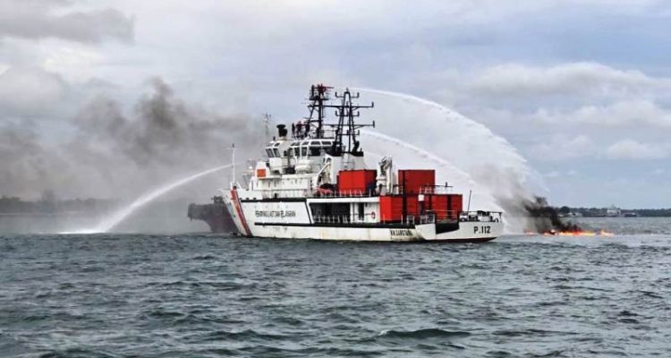 Kapal Kayu Misterius Meledak dan Terbakar di Perairan Tanjung Sauh, Kru dan Nakhoda Hilang Tiga Armada KPLP Tanjung Uban Bintan, yaitu KN Sarotama P.112, KN 546, KN 547 saat melakukan penyelamatan pada kapal kayu yang terbakar di Perairan Tanjung Sauh, Selat Riau. (Foto: Dok-KPLP Tanjunguban)