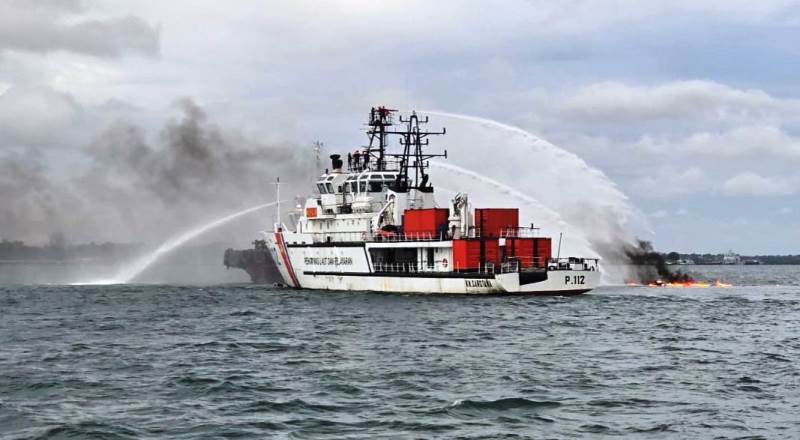 Tiga Armada KPLP Tanjung Uban Bintan, yaitu KN Sarotama P.112, KN 546, KN 547 saat melakukan penyelamatan pada kapal kayu yang terbakar di Perairan Tanjung Sauh, Selat Riau. (Foto: Dok-KPLP Tanjunguban)