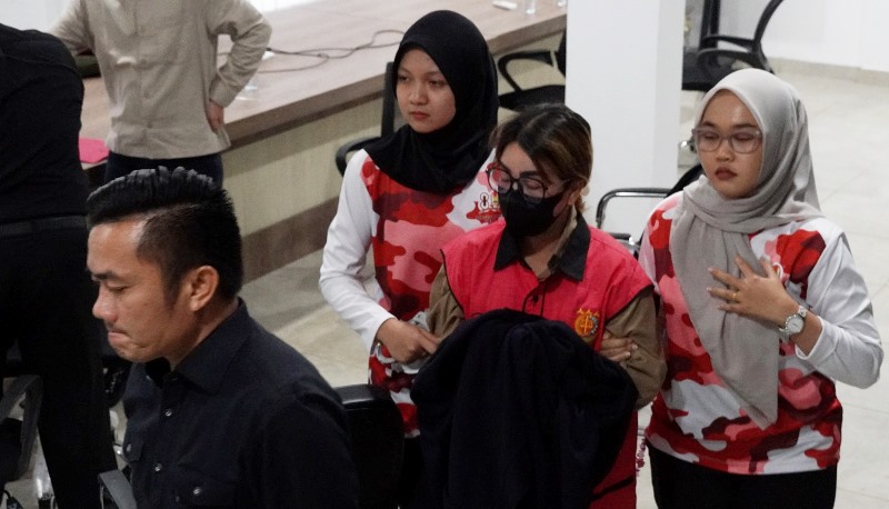 Tersangka korupsi jasa Kepelabuhaan BP.Batam Ly, Direktur PT Bias Delta Pratama (BDP)  2016, 2018 dan 2019 ditetapkan Tersangka dan ditahan setelah menjalani pemeriksaan penyidik Pidsus Kejati Kepri pada Jumat (30/09/2025).