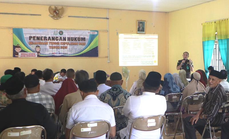 Kejati Kepri dan Kejari Lingga Gelar Sosialisasi Pencegahan Korupsi di Kabupaten Lingga Kejaksaan Tinggi Kepulauan Riau (Kejati Kepri) bersama Kejaksaan Negeri Lingga (Kejari Lingga) menggelar sosialisasi pencegahan korupsi kepada aparatur pemerintahan dan masyarakat di Kabupaten Lingga. (Foto:Penkum Kejati Kepri)