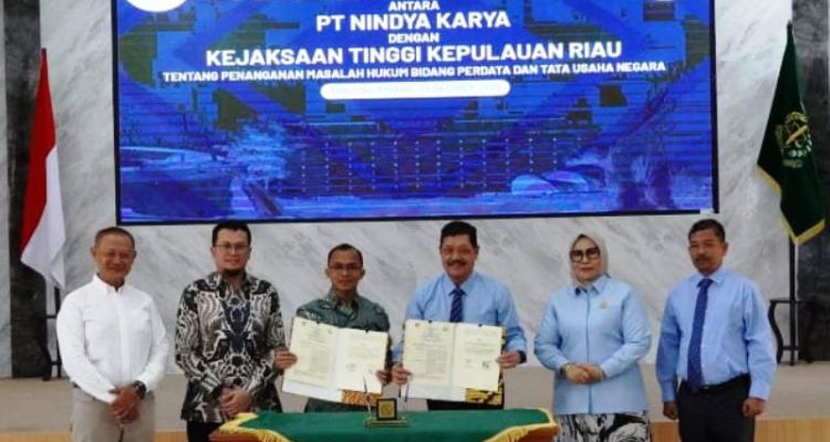 Kejati Kepri dan PT Nindya Karya Teken Kerja Sama Penanganan Masalah Hukum Perdata dan Tata Usaha Negara Kepala Kejati Kepri J. Devy Sudarso dan Senior Vice President Infrastruktur 2 PT Nindya Karya, Fatchurrohman, disaksikan langsung oleh jajaran pejabat utama dari kedua lembaga di Aula Sasana Baharuddin Lopa, Kejati Kepri. (Foto:Penkum Kejati Kepri)
