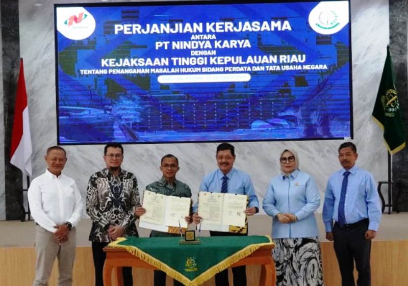 Kepala Kejati Kepri J. Devy Sudarso dan Senior Vice President Infrastruktur 2 PT Nindya Karya, Fatchurrohman, disaksikan langsung oleh jajaran pejabat utama dari kedua lembaga di Aula Sasana Baharuddin Lopa, Kejati Kepri. (Foto:Penkum Kejati Kepri)