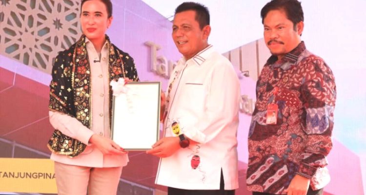 Perkuat ekosistem wisata halal dan ekonomi kreatif di Kepulauan Riau, Pemerintah Provinsi (Pemprov) Kepri menyerahkan lahan seluas 6.643 meter persegi di kawasan Gurindam 12 kepada Kementerian Pariwisata dan Ekonomi Kreatif (Kemenparekraf) RI. (Foto:Diskominfo Kepri)