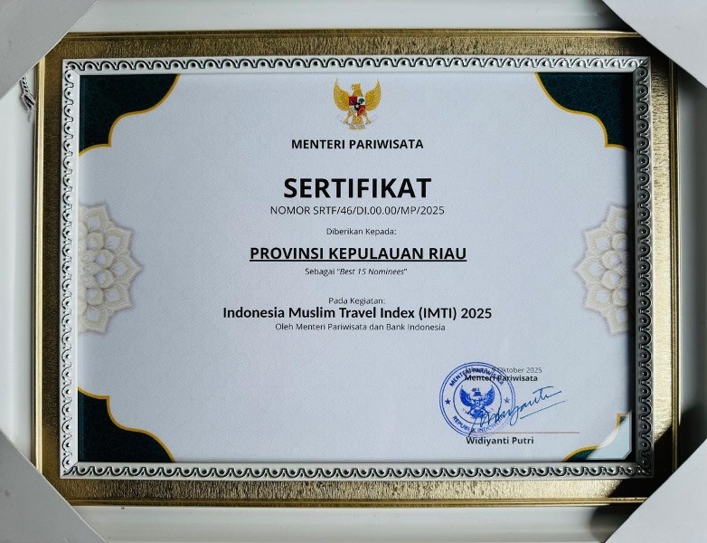 Sertifikat Penghargaan Kepri Raih Peringkat Ketiga Destinasi Wisata Ramah Muslim Nasional 2025.