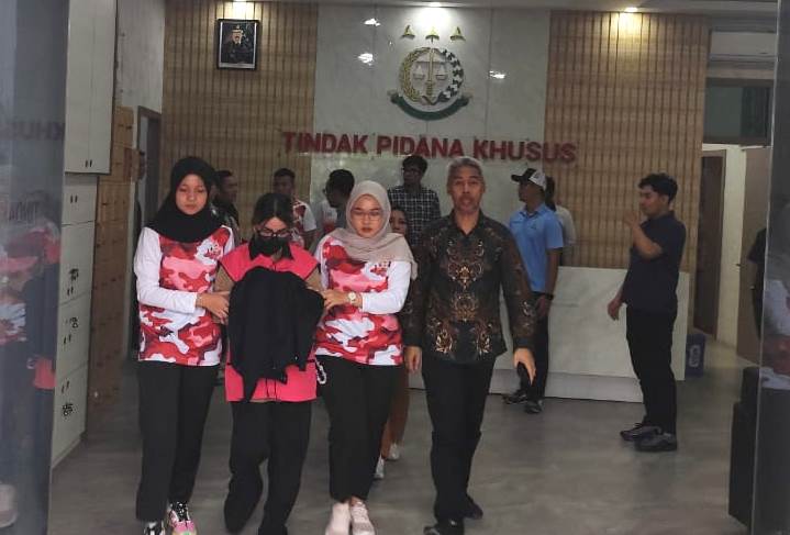 Korupsi PNBP Jasa Kepelabuhan BP.Batam Jilid II Kejati Tahan Direktur PT BDP Tersangka korupsi jasa Kepelabuhaan BP.Batam Ly, Direktur PT Bias Delta Pratama (BDP)  2016, 2018 dan 2019 ditetapkan Tersangka dan ditahan setelah menjalani pemeriksaan penyidik Pidsus Kejati Kepri pada Jumat (30/09/2025).