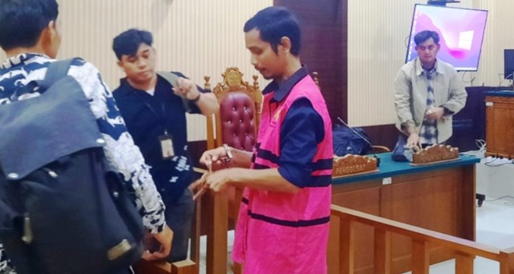 Mantan Manager di Pegadaian Syariah Karina Batam, Ramadani usai menjalani persidangan di PN Tanjungpinang (Roland/Presmedia)