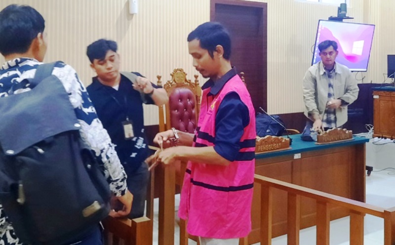 Mantan Manager di Pegadaian Syariah Karina Batam, Ramadani usai menjalani persidangan di PN Tanjungpinang (Roland/Presmedia)