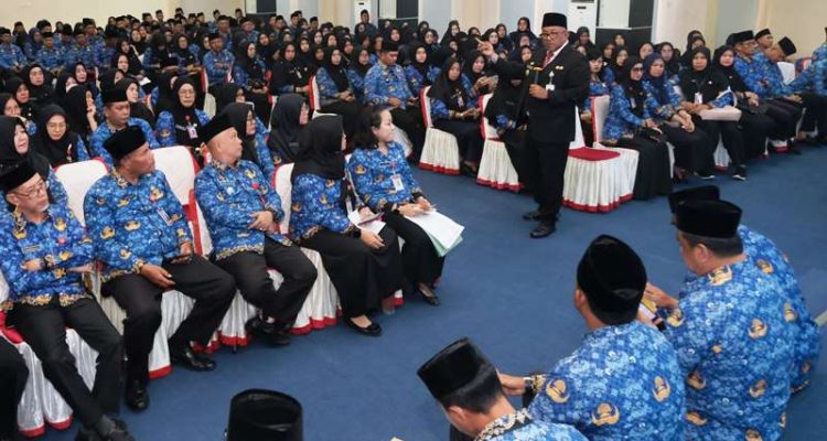 Walikota Tanjungpinang, Lis Darmansyah saat melakukan pertemuan dengan pejabat eselon III dan IV kota Tanjungpinang di Gedung Aula Kantor Walikota (Roland/Presmedia)