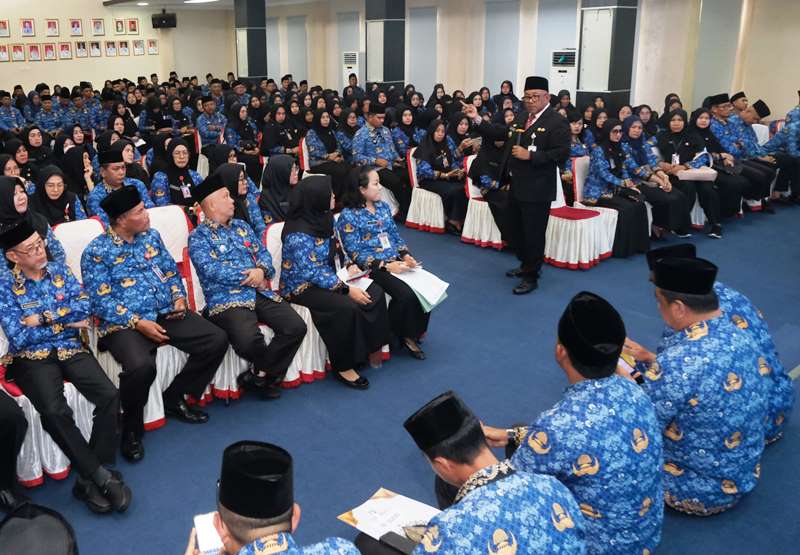 Walikota Tanjungpinang, Lis Darmansyah saat melakukan pertemuan dengan pejabat eselon III dan IV kota Tanjungpinang di Gedung Aula Kantor Walikota (Roland/Presmedia)