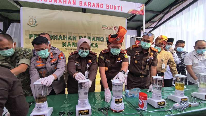 Kajati Kepri dan Wakajati Kepri Msunahkan 2 Kilogram Sabu dari 41 Perkara dengan cara diblander di Kejari Tanjungpinang (Roland/Presmedia.id)