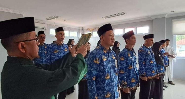 Wabup Bintan Deby Maryanti melantik belasan Pejabat Fungsional di RSUD Bintan. (Foto Hasura)