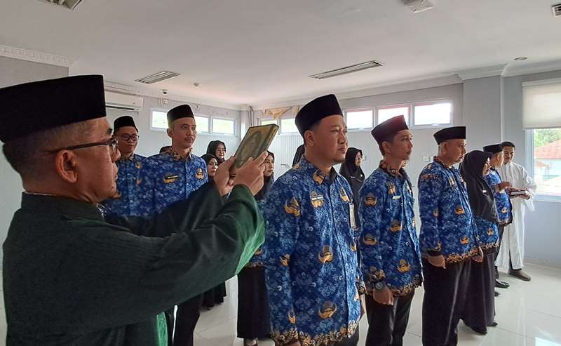 Wabup Bintan Deby Maryanti melantik belasan Pejabat Fungsional di RSUD Bintan. (Foto Hasura)