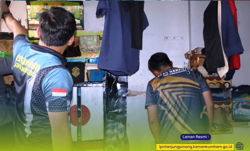 Lapas Narkotika Lapas Narkotika Kelas IIA Tanjungpinang menggelar razia kamar hunian Warga Binaan Pemasyarakatan (WBP) pada Jumat (10/10/2025).