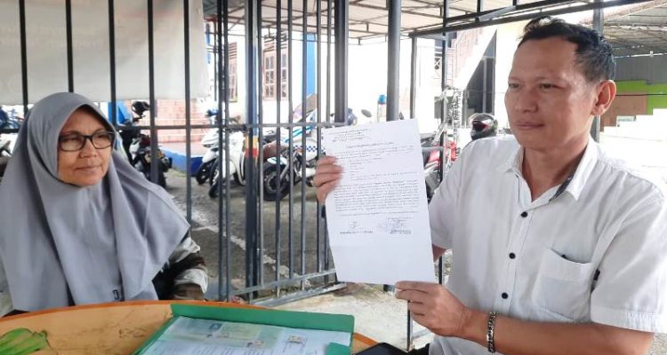 Mengaku Ditipu Beli Tanah, Warga Tanjungpinang Laporkan Penjual Almarhum ke Polisi Muhammad Agung Syahputra bersama kakaknya melaporkan almarhum Mn atas dugaan penipuan dan penggelapan jual beli tanah, ke Satuan Reserse Kriminal (Satreskrim) Polresta Tanjungpinang (Roland/ presmedia)