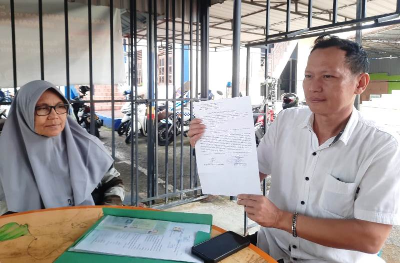 Mengaku Ditipu Beli Tanah, Warga Tanjungpinang Laporkan Penjual Almarhum ke Polisi Muhammad Agung Syahputra bersama kakaknya melaporkan almarhum Mn atas dugaan penipuan dan penggelapan jual beli tanah, ke Satuan Reserse Kriminal (Satreskrim) Polresta Tanjungpinang (Roland/ presmedia)