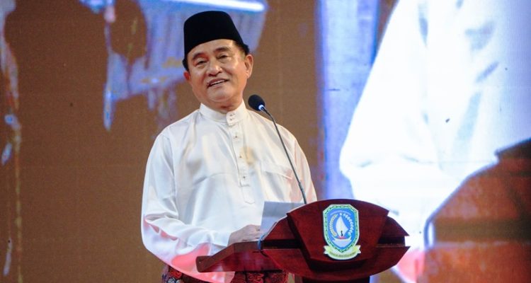 Menko Yusril Ihza Mahendra mengajak masyarakat Lingga dan Kepri menjaga nilai Keislaman dan Kemelayuan dalam Tabligh Akbar di Lapangan Hang Tuah Lingga (Foto-Diskominfo Kepri)