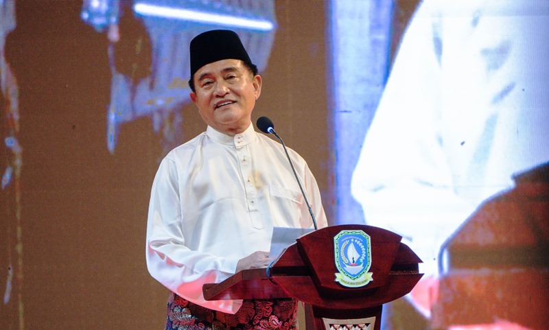 Menko Yusril Ihza Mahendra mengajak masyarakat Lingga dan Kepri menjaga nilai Keislaman dan Kemelayuan dalam Tabligh Akbar di Lapangan Hang Tuah Lingga (Foto-Diskominfo Kepri)