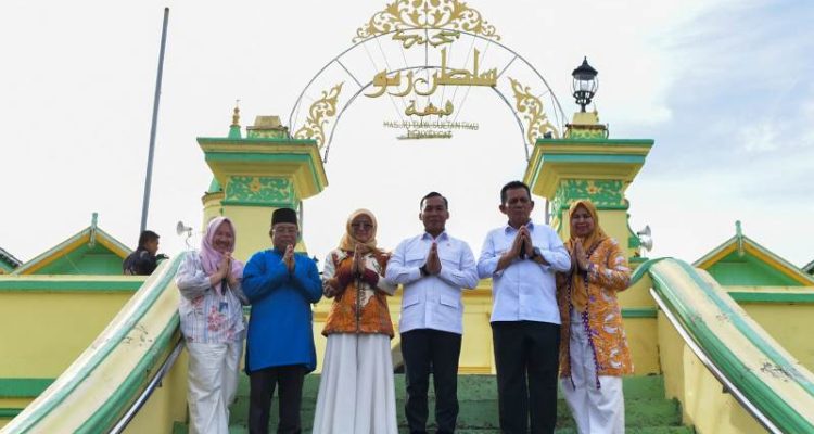 Menteri Wihaji Kunjungi Pulau Penyengat, Kagumi Warisan Sejarah dan Budaya Melayu Menteri Kependudukan dan Pembangunan Keluarga (Mendukbangga) Republik Indonesia, H. Wihaji, melakukan kunjungan ke Pulau Penyengat, Kota Tanjungpinang, Provinsi Kepulauan Riau, pada Kamis (23/10/2025).